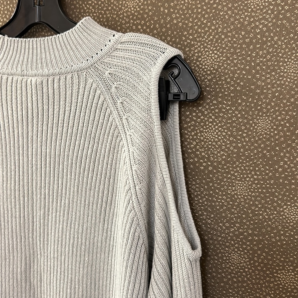 🔥🔥🔥H&M Cold Shoulder Sweater - Picture 7 of 9